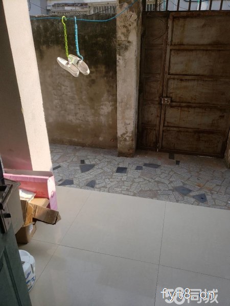 金碧华庭 一楼带院 93.8平方 装修好的 只要60万