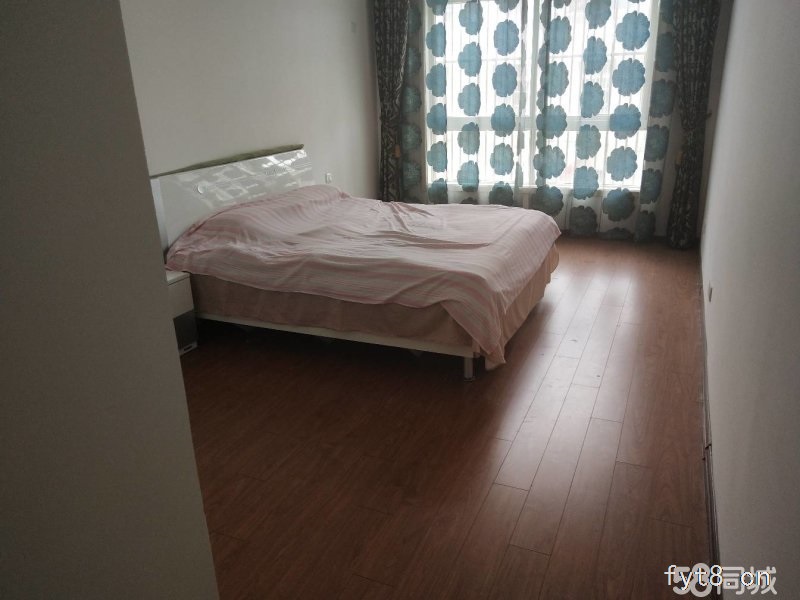 冷寨别墅,上下三层,一楼有院,三楼有平台